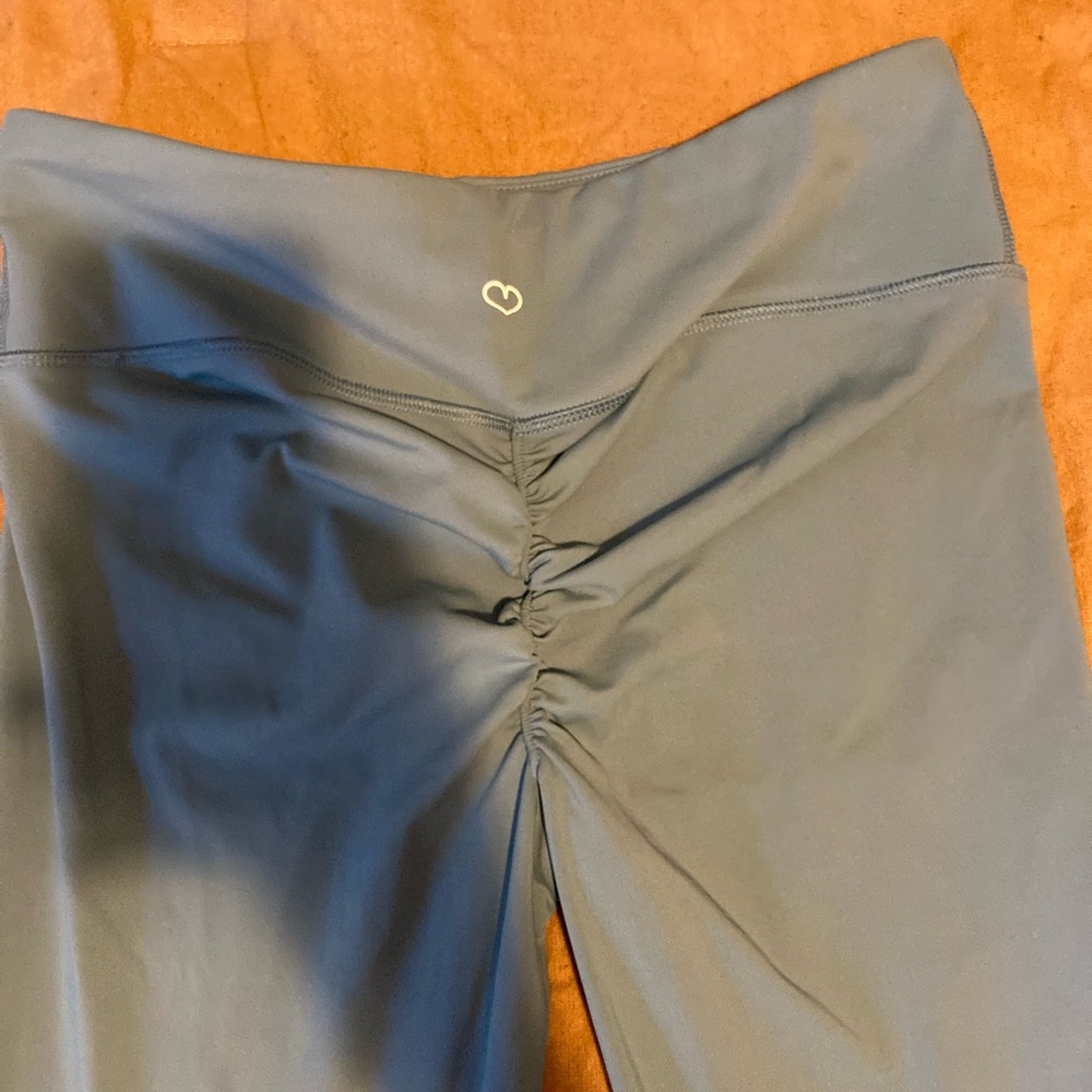 Blue leggings with butt scrunch
